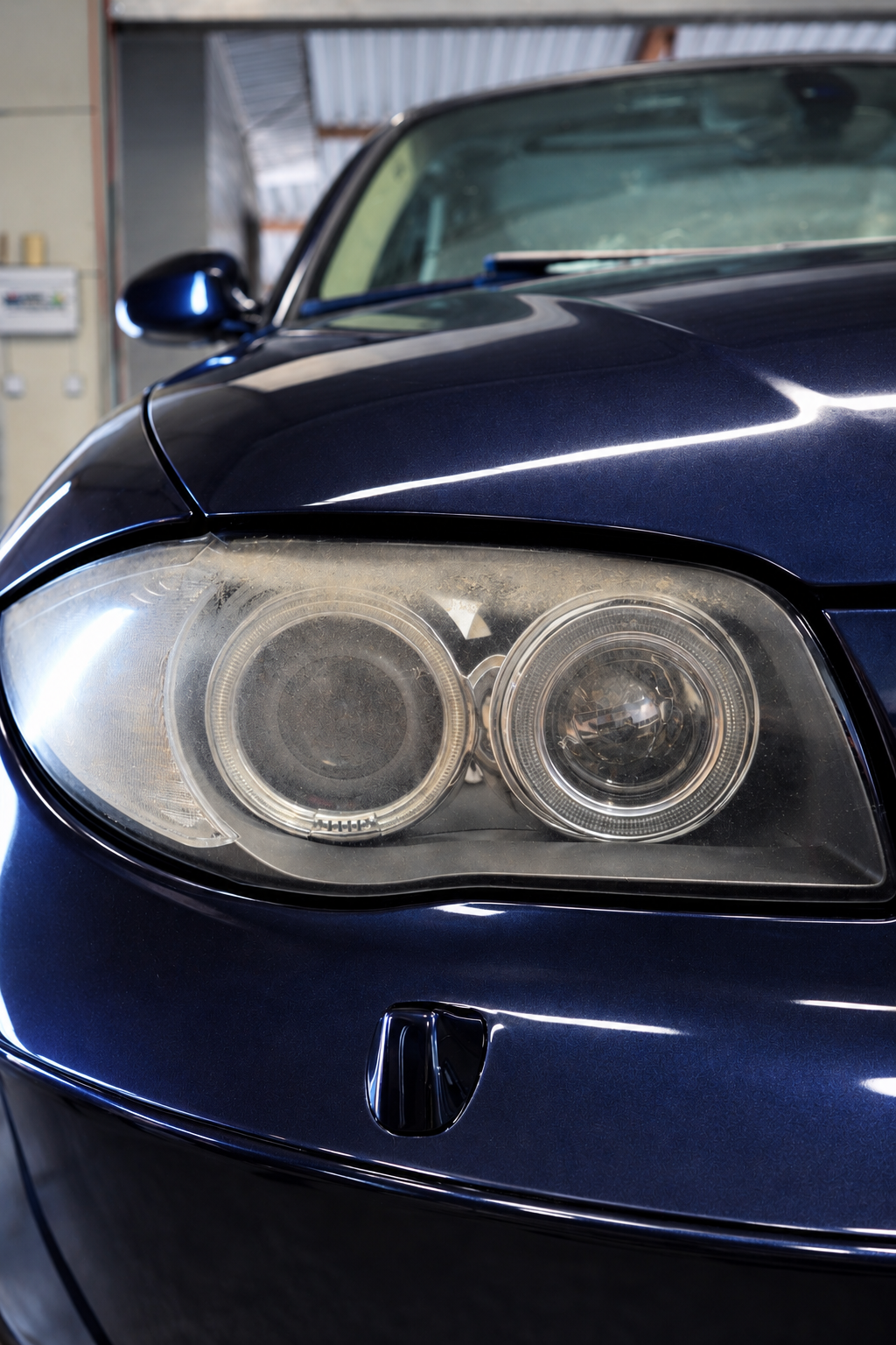 Automobilio žibintas prieš profesionalų detailingą Vilniuje