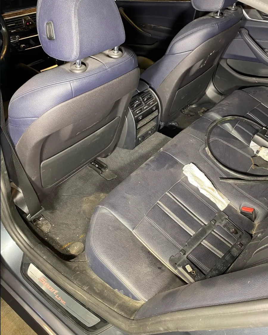 BMW 5 serijos galinė sėdynė prieš giluminį valymą