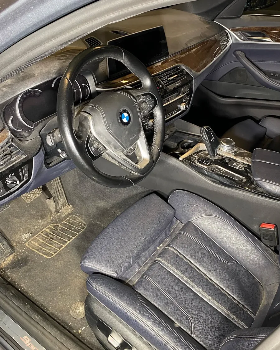 BMW 5 serijos salonas prieš giluminį valymą Vilniuje
